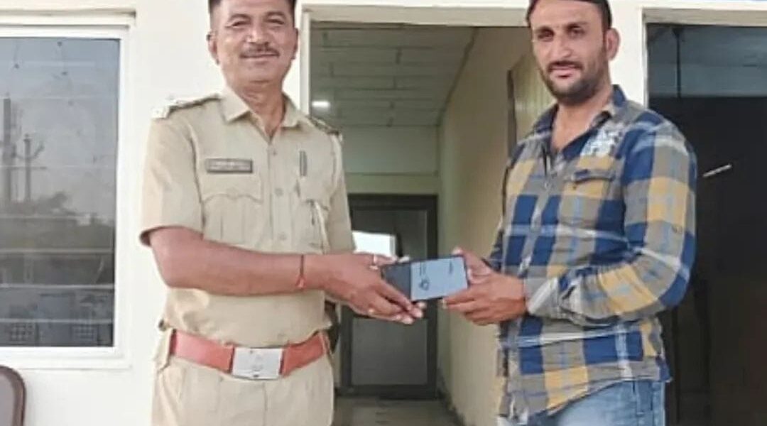 ગુમ થયેલ મોબાઇલ પરત: “તેરા તુજકો અર્પણ” સુત્રને સાર્થક કરતી હાજીપીર પોલીસ