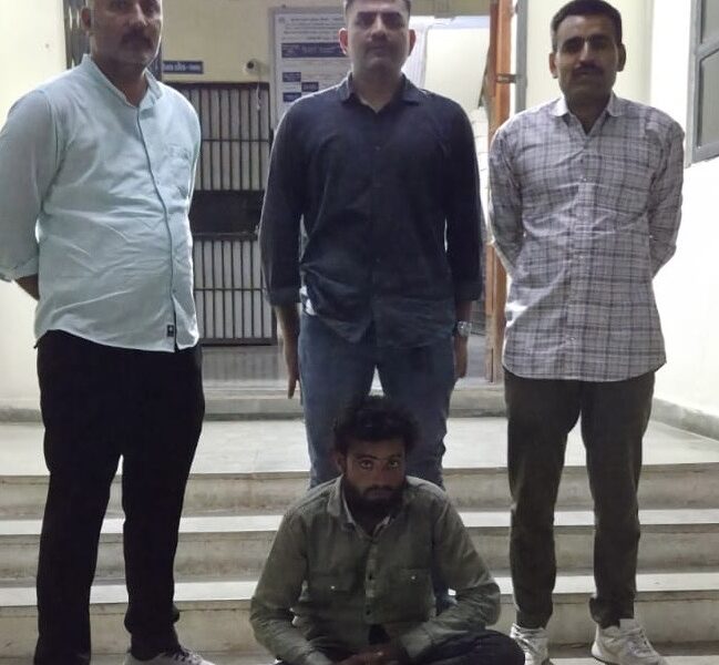 માળીયા મીંયાણા પોલીસે રાયસંગપર રોડ પરથી દેશી બંદુક સાથે એક શખ્સને ઝડપી પાડ્યો