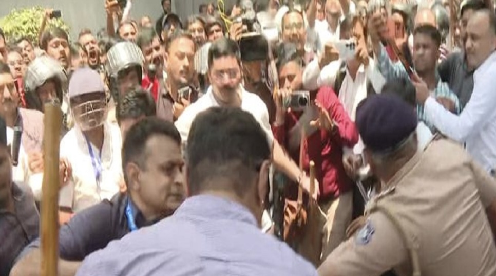 સુરતમાં સગીરાની છેડતી: ઉશ્કેરાયેલા ટોળાએ આરોપીને જાહેરમાં લાફા માર્યા