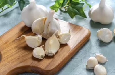 ઉનાળામાં લસણ ખાવું જોઈએ કે નહીં? જાણો ગરમીમાં લસણ ખાવાની સાચી રીત અને તેના ચોંકાવનારા ફાયદા