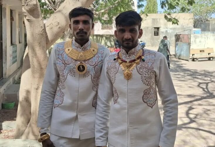 વાંકાનેર: લગ્નના માંડવેથી સીધા પોલિંગ સ્ટેશન! બે સગા ભાઈઓએ લગ્ન ગ્રંથિએ જોડાયા પહેલા મતદાન કરી લોકશાહીની ફરજ નિભાવી