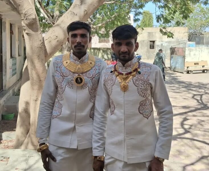 વાંકાનેર: લગ્નના માંડવેથી સીધા પોલિંગ સ્ટેશન! બે સગા ભાઈઓએ લગ્ન ગ્રંથિએ જોડાયા પહેલા મતદાન કરી લોકશાહીની ફરજ નિભાવી