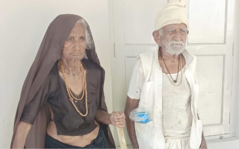 લોકશાહીનો અનોખો અવસર: મોરબીના લૂંટાવદર ગામમાં ૧૦૦ વર્ષના દંપતીએ સજોડે કર્યું મતદાન