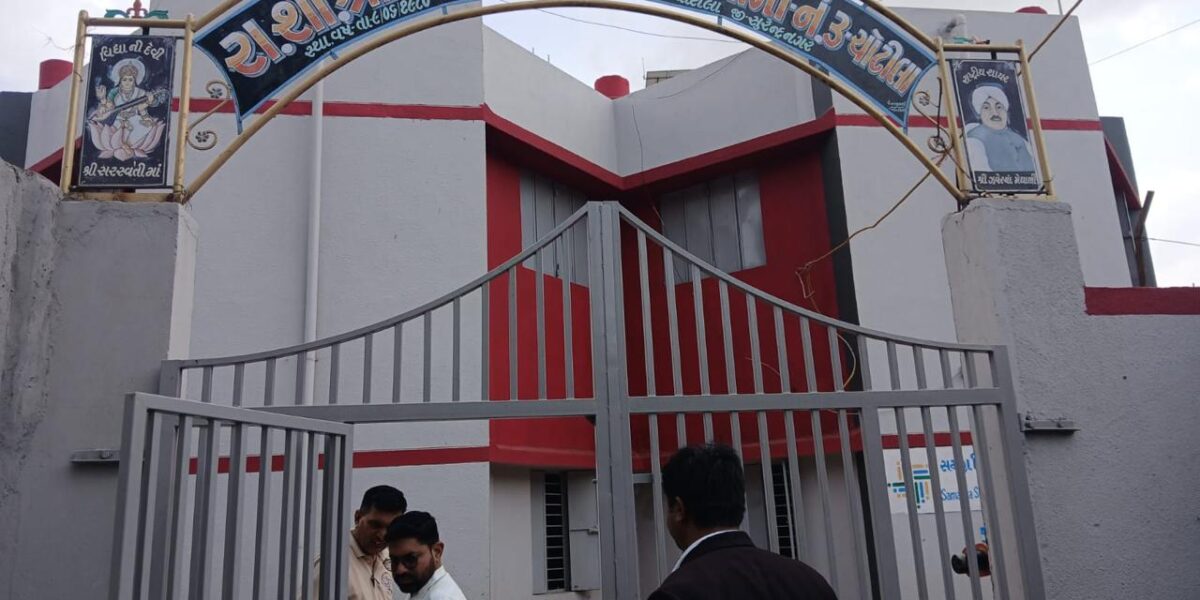 આજ તારીખ : ૦૭/૦૪/૨૦૨૬ ના રોજ ચૂંટણી અધિકારી અને નાયબ કલેક્ટર ચોટીલા એચ. ટી. મકવાણા નાઓએ ચોટીલા નગરપાલિકા સામાન્ય ચૂંટણી ૨૦૨૬ની તૈયારીના ભાગરૂપે ચોટીલા શહેરના કુલ ૬ (છ) વોર્ડ હેઠળ આવતા તમામ મતદાન મથકોની સ્થળ પર જઈ વિગતવાર ચકાસણી કરી હતી.