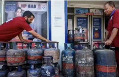 કોમર્શિયલ LPG માં ₹933નો તોતિંગ વધારો: હવે રેસ્ટોરન્ટમાં જમવું પડશે મોંઘું, નાના વેપારીઓમાં ફફડાટ