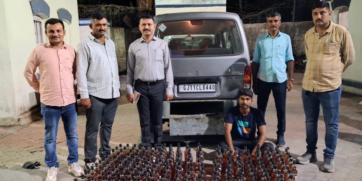 જૂનાગઢ: ઇકો કારમાં ‘ચોરખાનું’ બનાવી ગોવાથી દારૂની હેરાફેરી કરતો બુટલેગર ઝડપાયો, ક્રાઇમ બ્રાન્ચે ૪.૩૧ લાખનો મુદ્દામાલ કબજે કર્યો