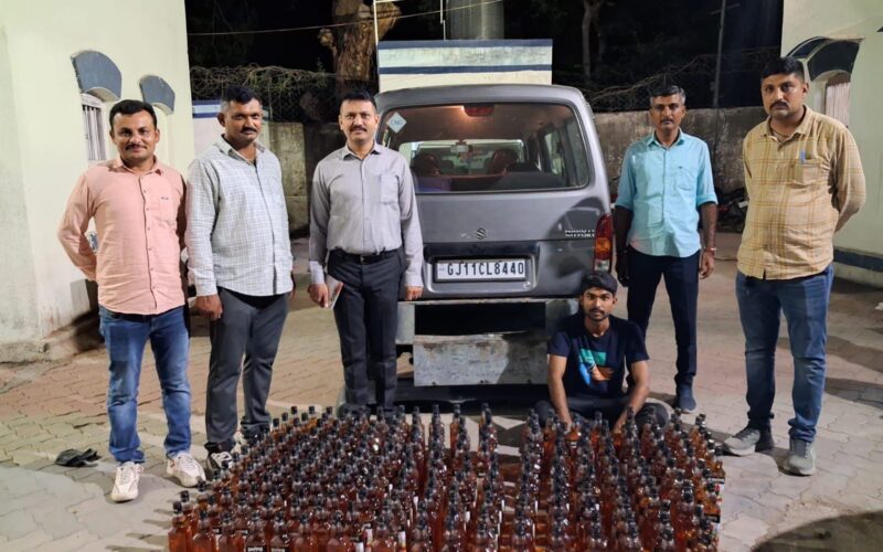 જૂનાગઢ: ઇકો કારમાં ‘ચોરખાનું’ બનાવી ગોવાથી દારૂની હેરાફેરી કરતો બુટલેગર ઝડપાયો, ક્રાઇમ બ્રાન્ચે ૪.૩૧ લાખનો મુદ્દામાલ કબજે કર્યો