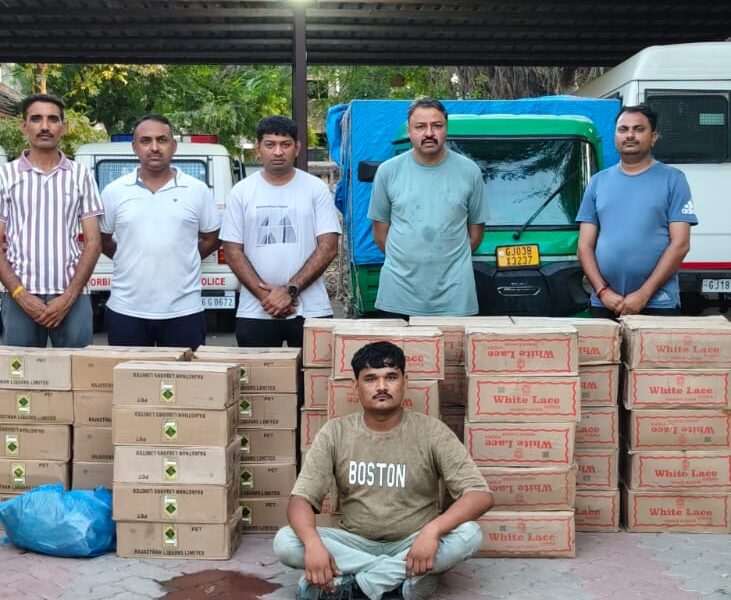 મોરબી-માળીયા હાઇવે પરથી રિક્ષામાં છુપાવી લવાતો વિદેશી દારૂનો જથ્થો ઝડપાયો: એલસીબીએ ₹5.88 લાખના મુદ્દામાલ સાથે એકને દબોચ્યો, બે વોન્ટેડ