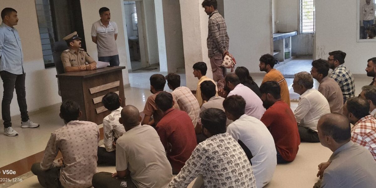 મોરબીમાં અસામાજિક તત્વોને પોલીસની કડક ચેતવણી: “કાયદામાં રહેશો તો ફાયદામાં રહેશો” નું સૂત્ર આપી સુધરી જવા પ્રેરણા આપી