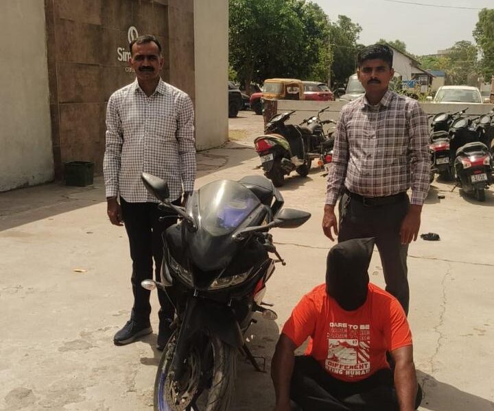 મોરબીમાં ચાલુ એક્ટિવા પરથી મહિલાના ગળામાંથી ચેઈન ચીલઝડપ કરનાર ભુજનો રીઢો ગુનેગાર Yamaha R15 સાથે ઝડપાયો!