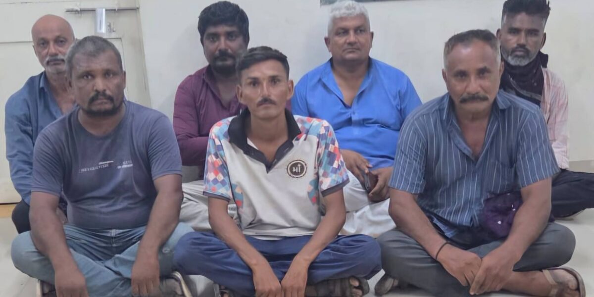 સુરેન્દ્રનગર: ચુડાના કંથારીયા ગામે જુગારધામ પર LCBનો દરોડો, ૭ પકડાયા, ₹૩.૩૫ લાખનો મુદ્દામાલ જપ્ત