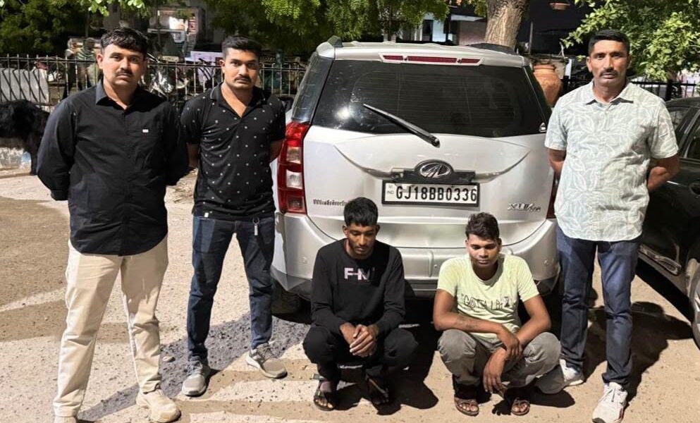 સુરેન્દ્રનગર LCBની મોટી સફળતા: ગણતરીના કલાકોમાં બકરા ચોરીનો વણઉકેલાયેલો ગુનો ઉકેલાયો, XUV 500 ગાડી સાથે બે આરોપીઓ ઝડપાયા