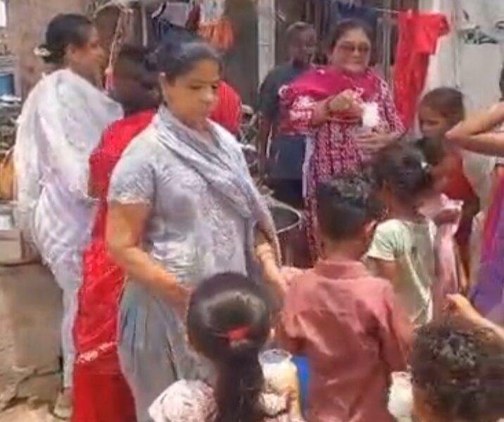 રાજકારણથી પરે માનવતાનો સ્પર્શ: કાળઝાળ ગરમીમાં કોંગ્રેસ મહિલા ટીમે છાશ વિતરણથી આપી રાહત