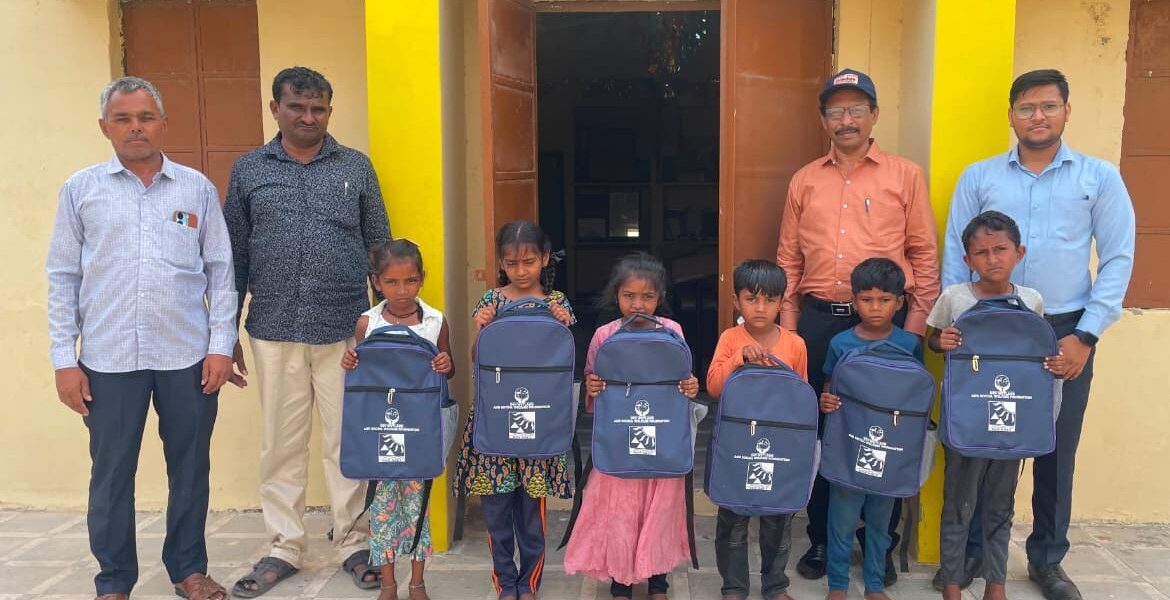 મોબાઈલથી દૂર, શિક્ષણ તરફ આગળ: દેવ સોલ્ટ ફાઉન્ડેશનની પહેલે શાળા પ્રવેશોત્સવને આપ્યો પ્રેરણાદાયી સ્પર્શ