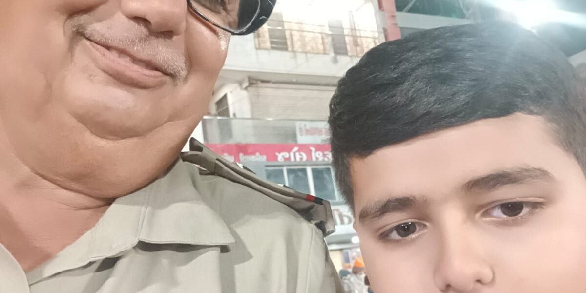 ભીડ વચ્ચે માનવતાનો દીપ પ્રગટાવતી પોલીસ : મહોરમ દરમિયાન પરિવારથી વિખૂટા પડેલા ત્રણ બાળકોને વાલીઓ સાથે મિલન કરાવ્યું