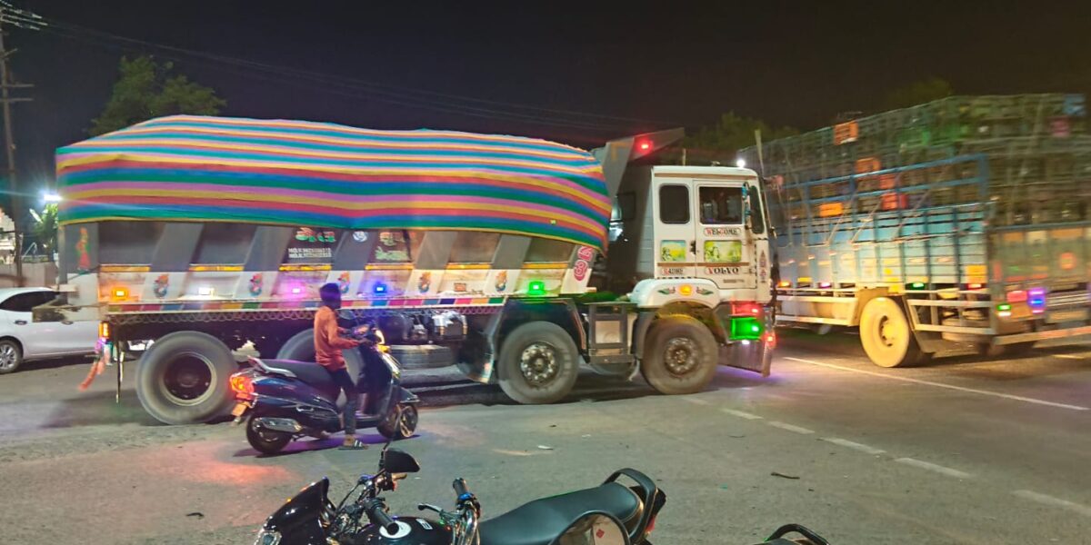 કોંક્રિટ રસ્તા પર ઢોળાતાં અકસ્માતનો ભય; નિયમોના ભંગ સામે તંત્રની ચૂપકીદીથી લોકોમાં રોષ
