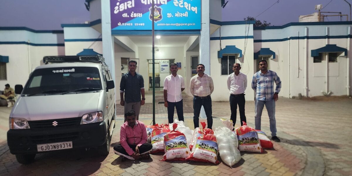 મોરબી: ટંકારા પોલીસે ઇકો કારમાંથી ₹1.40 લાખનો દેશી દારૂ ઝડપ્યો, કુલ ₹4.45 લાખનો મુદ્દામાલ જપ્ત