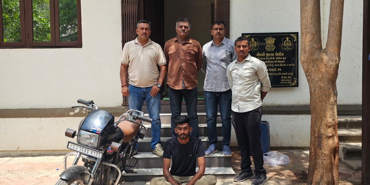 મોરબી LCBની મોટી સફળતા: માળિયાના નાનાદહીંસરા ગામના મહાકાળી માતાજીના મંદિરમાં થયેલી ચોરીનો ભેદ ઉકેલાયો, એક આરોપી ઝડપાયો