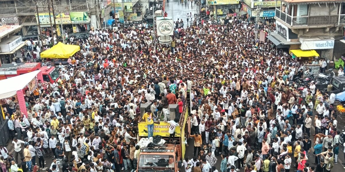 અષાઢી બીજે ભક્તિ સાથે માનવતાનો મહામેળ: શોભાયાત્રા વચ્ચે જનાજાને માન આપી એકતાનો જીવંત સંદેશ