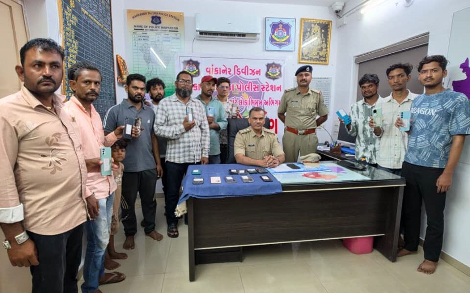 તેરા તુજકો અર્પણ: CEIR પોર્ટલથી 21 ખોવાયેલા મોબાઈલ પરત, વાંકાનેર તાલુકા પોલીસની જનસેવાને મળ્યું નવું બળ