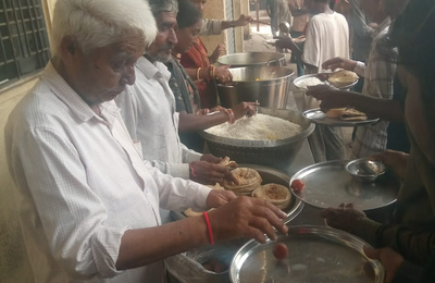 મોરબી જલારામ ધામ: સ્વ. સ્નેહલ પુજારાની પુણ્યતિથિએ સદાવ્રતમાં મહાપ્રસાદ યોજી સોમૈયા પરિવારે ભાવપૂર્વક શ્રદ્ધાંજલિ અર્પી