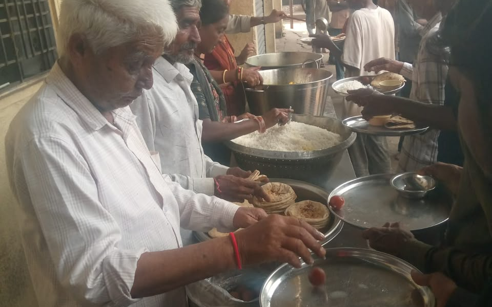 મોરબી જલારામ ધામ: સ્વ. સ્નેહલ પુજારાની પુણ્યતિથિએ સદાવ્રતમાં મહાપ્રસાદ યોજી સોમૈયા પરિવારે ભાવપૂર્વક શ્રદ્ધાંજલિ અર્પી
