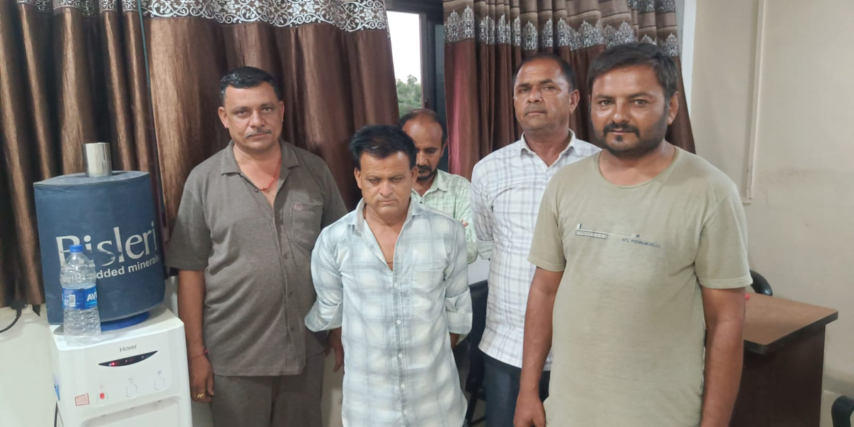 જીતની બાજી હાર બની: હળવદના કોયબા ગામે જુગારની મહેફિલ પર પોલીસ ત્રાટકી, 5 શખ્સો ઝડપાયા