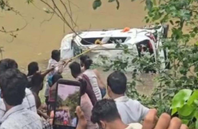 Nalkheda Accident: માતા બગલામુખીના દર્શન કરી પરત ફરતા ૮ શ્રદ્ધાળુઓની કાર નાલામાં તણાઈ, મોત