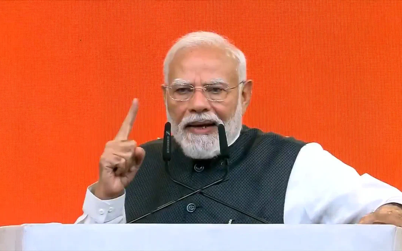 ઈન્ડિયન મોબાઈલ કોંગ્રેસમાં PM મોદીનું મોટું એલાન: દેશના ૨૫ કરોડ વિદ્યાર્થીઓને ઓનલાઈન નેટવર્કથી જોડશે સરકાર, DBT થી ₹૫ લાખ કરોડની થઈ બચત