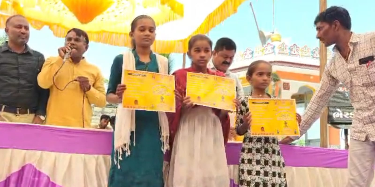 ‘દેખાડો નહીં, સાદગી અને શિક્ષણ’: તળપદા કોળી સમાજે સોના-ચાંદી અને જાનૈયાઓની સંખ્યા પર મૂકી મર્યાદા, દીકરીઓના હસ્તે બંધારણ વિમોચન