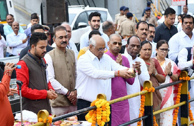એકતાનગરમાં CM ભૂપેન્દ્ર પટેલની સાદગી: સરદાર સરોવર ડેમ વ્યુ પોઈન્ટ પર પ્રવાસીઓ વચ્ચે પહોંચી સહજ સંવાદ કર્યો