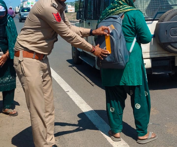 ‘પહેલાં સાવચેતી, પછી કાર્યવાહી’: માળિયા મિયાણા હાઇવે પર પદયાત્રીઓ સાથે સીધો સંવાદ સાધી પોલીસે આપ્યા સેફ્ટી પાઠ