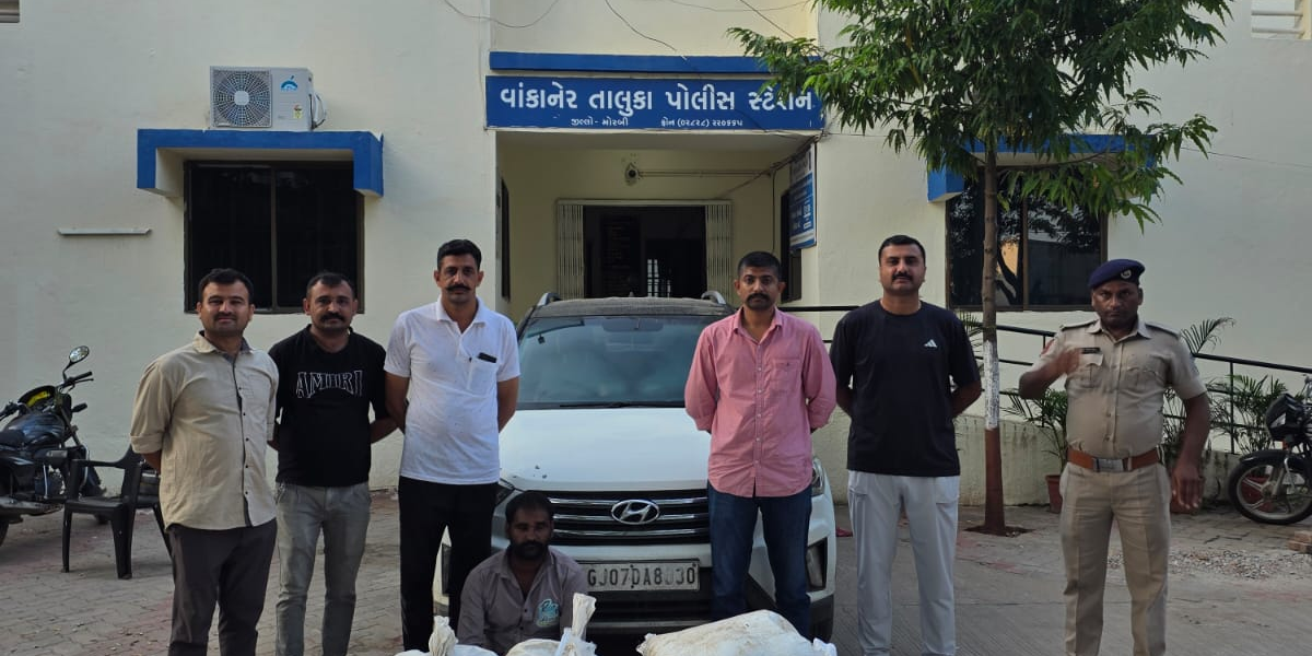 વાંકાનેર તાલુકા પોલીસનો સપાટો: મહિdivisionsકા ગામ પાસે ક્રેટા કારમાંથી 950 લીટર દેશી દારૂ ઝડપાયો, ₹5.95 લાખનો મુદ્દામાલ જપ્ત